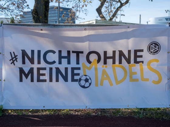 Nicht ohne meine Maedels Plakat GER, VfB Stuttgart vs. SV Meppen, Fussball, 2. Frauen Bundesliga, 23. Spieltag, Spielzeit 2025 2026, 26.04.2026 GER, VfB Stuttgart vs. SV Meppen, Fussball, 2. Frauen Bundesliga, 23. Spieltag, Spielzeit 2025 2026, 26.04.2026 Stuttgart Copyright: xEibner-Pressefoto CarstenxSchwerx EP_CSG