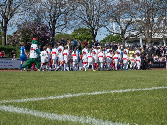 Einlaufkinder auf dem Weg zum Platz GER, VfB Stuttgart vs. SV Meppen, Fussball, 2. Frauen Bundesliga, 23. Spieltag, Spielzeit 2025 2026, 26.04.2026 GER, VfB Stuttgart vs. SV Meppen, Fussball, 2. Frauen Bundesliga, 23. Spieltag, Spielzeit 2025 2026, 26.04.2026 Stuttgart Copyright: xEibner-Pressefoto CarstenxSchwerx EP_CSG
