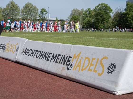 Nicht ohne meine Meadels Bande mit Spielerinnen VfB Stuttgart und SV Meppen und Einlaufkinder GER, VfB Stuttgart vs. SV Meppen, Fussball, 2. Frauen Bundesliga, 23. Spieltag, Spielzeit 2025 2026, 26.04.2026 GER, VfB Stuttgart vs. SV Meppen, Fussball, 2. Frauen Bundesliga, 23. Spieltag, Spielzeit 2025 2026, 26.04.2026 Stuttgart Copyright: xEibner-Pressefoto CarstenxSchwerx EP_CSG