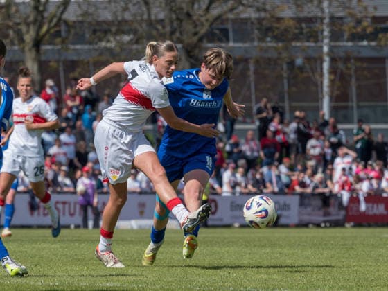 Leonie Schetter (VfB Stuttgart, 77) klaert vor Lea Mauly (SV Meppen, 19) GER, VfB Stuttgart vs. SV Meppen, Fussball, 2. Frauen Bundesliga, 23. Spieltag, Spielzeit 2025 2026, 26.04.2026 GER, VfB Stuttgart vs. SV Meppen, Fussball, 2. Frauen Bundesliga, 23. Spieltag, Spielzeit 2025 2026, 26.04.2026 Stuttgart Copyright: xEibner-Pressefoto CarstenxSchwerx EP_CSG