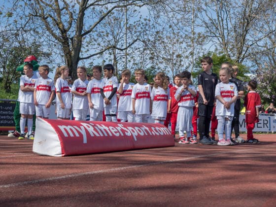 Einlaufkinder mit Werbebande Ritter GER, VfB Stuttgart vs. SV Meppen, Fussball, 2. Frauen Bundesliga, 23. Spieltag, Spielzeit 2025 2026, 26.04.2026 GER, VfB Stuttgart vs. SV Meppen, Fussball, 2. Frauen Bundesliga, 23. Spieltag, Spielzeit 2025 2026, 26.04.2026 Stuttgart Copyright: xEibner-Pressefoto CarstenxSchwerx EP_CSG