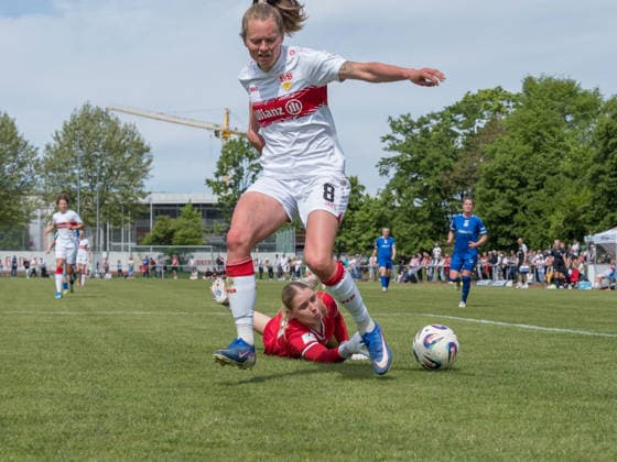 Carla Steenken (SV Meppen, 30) greift am Ball vorbei, Maxi Rall (VfB Stuttgart, 08) kommt vorbei GER, VfB Stuttgart vs. SV Meppen, Fussball, 2. Frauen Bundesliga, 23. Spieltag, Spielzeit 2025 2026, 26.04.2026 GER, VfB Stuttgart vs. SV Meppen, Fussball, 2. Frauen Bundesliga, 23. Spieltag, Spielzeit 2025 2026, 26.04.2026 Stuttgart Copyright: xEibner-Pressefoto CarstenxSchwerx EP_CSG