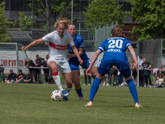 Maxi Rall (VfB Stuttgart, 08) vor Lilly Bartke (SV Meppen, 24) und Chantal Schouwstra (SV Meppen, 20) GER, VfB Stuttgart vs. SV Meppen, Fussball, 2. Frauen Bundesliga, 23. Spieltag, Spielzeit 2025 2026, 26.04.2026 GER, VfB Stuttgart vs. SV Meppen, Fussball, 2. Frauen Bundesliga, 23. Spieltag, Spielzeit 2025 2026, 26.04.2026 Stuttgart Copyright: xEibner-Pressefoto CarstenxSchwerx EP_CSG