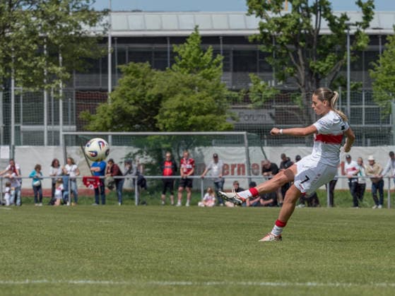 Freistoss Dafina Redzepi (VfB Stuttgart, 07) GER, VfB Stuttgart vs. SV Meppen, Fussball, 2. Frauen Bundesliga, 23. Spieltag, Spielzeit 2025 2026, 26.04.2026 GER, VfB Stuttgart vs. SV Meppen, Fussball, 2. Frauen Bundesliga, 23. Spieltag, Spielzeit 2025 2026, 26.04.2026 Stuttgart Copyright: xEibner-Pressefoto CarstenxSchwerx EP_CSG