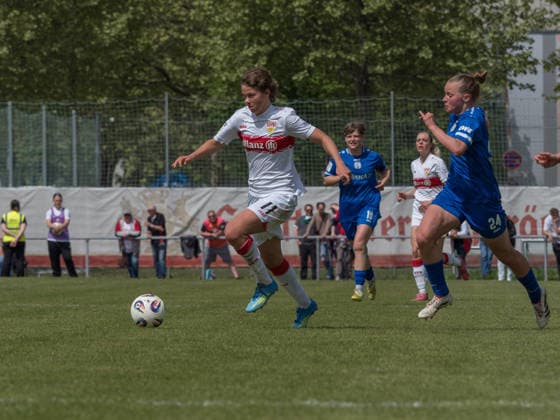 Rosa Rueckert (VfB Stuttgart, 11) vor Lilly Bartke (SV Meppen, 24) am Ball GER, VfB Stuttgart vs. SV Meppen, Fussball, 2. Frauen Bundesliga, 23. Spieltag, Spielzeit 2025 2026, 26.04.2026 GER, VfB Stuttgart vs. SV Meppen, Fussball, 2. Frauen Bundesliga, 23. Spieltag, Spielzeit 2025 2026, 26.04.2026 Stuttgart Copyright: xEibner-Pressefoto CarstenxSchwerx EP_CSG