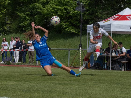 Flanke von Muriel Duerr (VfB Stuttgart, 17), Lea Mauly (SV Meppen, 19) GER, VfB Stuttgart vs. SV Meppen, Fussball, 2. Frauen Bundesliga, 23. Spieltag, Spielzeit 2025 2026, 26.04.2026 GER, VfB Stuttgart vs. SV Meppen, Fussball, 2. Frauen Bundesliga, 23. Spieltag, Spielzeit 2025 2026, 26.04.2026 Stuttgart Copyright: xEibner-Pressefoto CarstenxSchwerx EP_CSG