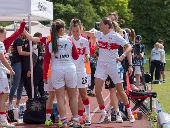 Dafina Redzepi (VfB Stuttgart, 07) freut sich mit ihren Mitspielerinnenn ueber das 2:0 GER, VfB Stuttgart vs. SV Meppen, Fussball, 2. Frauen Bundesliga, 23. Spieltag, Spielzeit 2025 2026, 26.04.2026 GER, VfB Stuttgart vs. SV Meppen, Fussball, 2. Frauen Bundesliga, 23. Spieltag, Spielzeit 2025 2026, 26.04.2026 Stuttgart Copyright: xEibner-Pressefoto CarstenxSchwerx EP_CSG