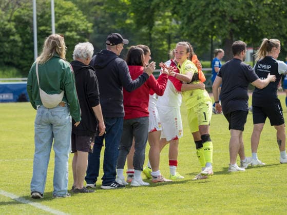 Kiara Beck (VfB Stuttgart, 01) freut sich mit den Staff und Mitspielerinnen ueber den Sieg GER, VfB Stuttgart vs. SV Meppen, Fussball, 2. Frauen Bundesliga, 23. Spieltag, Spielzeit 2025 2026, 26.04.2026 GER, VfB Stuttgart vs. SV Meppen, Fussball, 2. Frauen Bundesliga, 23. Spieltag, Spielzeit 2025 2026, 26.04.2026 Stuttgart Copyright: xEibner-Pressefoto CarstenxSchwerx EP_CSG