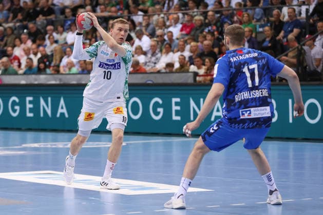 26.04.2026, xgox, Handball - Daikin HBL TVB Stuttgart - SC Magdeburg emspor, v.l. Gisli Thorgeir Kristjansson (Magdeburg, 10), Samuel Roethlisberger (Röthlisberger, Stuttgart, 17) Zweikampf, Duell, Kampf, tackle Stuttgart