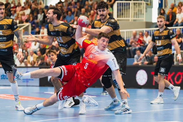 Ivar Stavast (HC Elbflorenz 2006, 23) schreit, Valentin Willner (TuSEM Essen, 05) beim Wurf TuSEM Essen vs. HC Elbflorenz Dresden, Handball, 2.HBL, 29.Spieltag, Saison 2025 26, 26.04.2026, TuSEM Essen vs. HC Elbflorenz Dresden, Handball, 2.HBL, 29.Spieltag, Saison 2025 26, 26.04.2026 Essen Copyright: xEibner-Pressefoto LukasxBaldygax EP_LBA