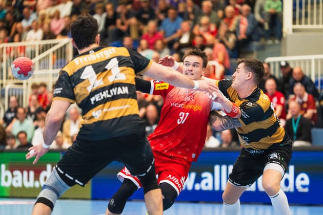Doruk Pehlivan (HC Elbflorenz 2006, 11),Max Neuhaus (TuSEM Essen, 37) beim Angriff im Zweikampf TuSEM Essen vs. HC Elbflorenz Dresden, Handball, 2.HBL, 29.Spieltag, Saison 2025 26, 26.04.2026, TuSEM Essen vs. HC Elbflorenz Dresden, Handball, 2.HBL, 29.Spieltag, Saison 2025 26, 26.04.2026 Essen Copyright: xEibner-Pressefoto LukasxBaldygax EP_LBA