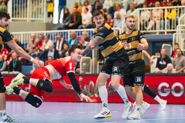 Max Neuhaus (TuSEM Essen, 37) und Oliver Seidler (HC Elbflorenz 2006, 71) schauen dem Wurf hinterher TuSEM Essen vs. HC Elbflorenz Dresden, Handball, 2.HBL, 29.Spieltag, Saison 2025 26, 26.04.2026, TuSEM Essen vs. HC Elbflorenz Dresden, Handball, 2.HBL, 29.Spieltag, Saison 2025 26, 26.04.2026 Essen Copyright: xEibner-Pressefoto LukasxBaldygax EP_LBA