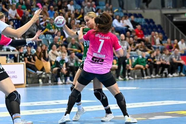 Joanna Granicka (VfL Oldenburg, 21) am Ball gegen Engelina Molenaar (SV Union Halle-Neustadt, 07) VfL Oldenburg vs. SV Union Halle-Neustadt, ALSCO Handball Bundesliga Frauen, Playoffs, 2. Spieltag, Saison 2025 2026, 25.04.2026, VfL Oldenburg vs. SV Union Halle-Neustadt, ALSCO Handball Bundesliga Frauen, Playoffs, 2. Spieltag, Saison 2025 2026, 25.04.2026 Oldenburg Copyright: xEibner-Pressefoto RobertxGertzenx EP_RGN