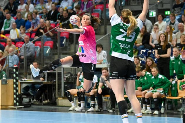 Engelina Molenaar (SV Union Halle-Neustadt, 07) gegen Paulina Golla (VfL Oldenburg, 29) VfL Oldenburg vs. SV Union Halle-Neustadt, ALSCO Handball Bundesliga Frauen, Playoffs, 2. Spieltag, Saison 2025 2026, 25.04.2026, VfL Oldenburg vs. SV Union Halle-Neustadt, ALSCO Handball Bundesliga Frauen, Playoffs, 2. Spieltag, Saison 2025 2026, 25.04.2026 Oldenburg Copyright: xEibner-Pressefoto RobertxGertzenx EP_RGN