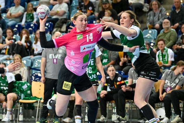 Tina Wagenlader (SV Union Halle-Neustadt, 14) gegen Paulina Golla (VfL Oldenburg, 29) VfL Oldenburg vs. SV Union Halle-Neustadt, ALSCO Handball Bundesliga Frauen, Playoffs, 2. Spieltag, Saison 2025 2026, 25.04.2026, VfL Oldenburg vs. SV Union Halle-Neustadt, ALSCO Handball Bundesliga Frauen, Playoffs, 2. Spieltag, Saison 2025 2026, 25.04.2026 Oldenburg Copyright: xEibner-Pressefoto RobertxGertzenx EP_RGN