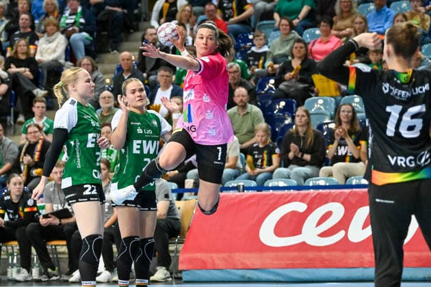 Engelina Molenaar (SV Union Halle-Neustadt, 07) setzt sich gegen Lotta Roepcke (VfL Oldenburg, 22) und Joanna Granicka (VfL Oldenburg, 21) durch VfL Oldenburg vs. SV Union Halle-Neustadt, ALSCO Handball Bundesliga Frauen, Playoffs, 2. Spieltag, Saison 2025 2026, 25.04.2026, VfL Oldenburg vs. SV Union Halle-Neustadt, ALSCO Handball Bundesliga Frauen, Playoffs, 2. Spieltag, Saison 2025 2026, 25.04.2026 Oldenburg Copyright: xEibner-Pressefoto RobertxGertzenx EP_RGN