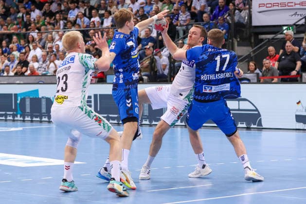 26.04.2026, xgox, Handball - Daikin HBL TVB Stuttgart - SC Magdeburg emspor, v.l. Magnus Saugstrup (Magdeburg, 23), Achilleas Toskas (Stuttgart, 13), Felix Claar (Magdeburg, 7), Samuel Roethlisberger (Röthlisberger, Stuttgart, 17) Zweikampf, Duell, Kampf, tackle Stuttgart