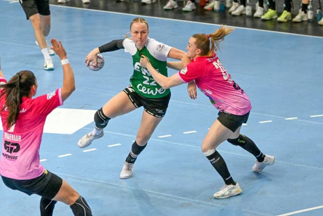 Lotta Roepcke (VfL Oldenburg, 22) am Ball gegen Cara Reuthal (SV Union Halle-Neustadt, 26) VfL Oldenburg vs. SV Union Halle-Neustadt, ALSCO Handball Bundesliga Frauen, Playoffs, 2. Spieltag, Saison 2025 2026, 25.04.2026, VfL Oldenburg vs. SV Union Halle-Neustadt, ALSCO Handball Bundesliga Frauen, Playoffs, 2. Spieltag, Saison 2025 2026, 25.04.2026 Oldenburg Copyright: xEibner-Pressefoto RobertxGertzenx EP_RGN