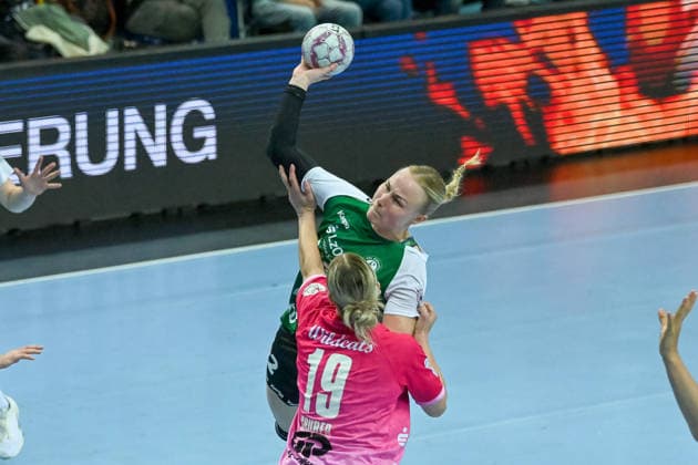 Lotta Roepcke (VfL Oldenburg, 21) gegen Lea Gruber (SV Union Halle-Neustadt, 19) VfL Oldenburg vs. SV Union Halle-Neustadt, ALSCO Handball Bundesliga Frauen, Playoffs, 2. Spieltag, Saison 2025 2026, 25.04.2026, VfL Oldenburg vs. SV Union Halle-Neustadt, ALSCO Handball Bundesliga Frauen, Playoffs, 2. Spieltag, Saison 2025 2026, 25.04.2026 Oldenburg Copyright: xEibner-Pressefoto RobertxGertzenx EP_RGN