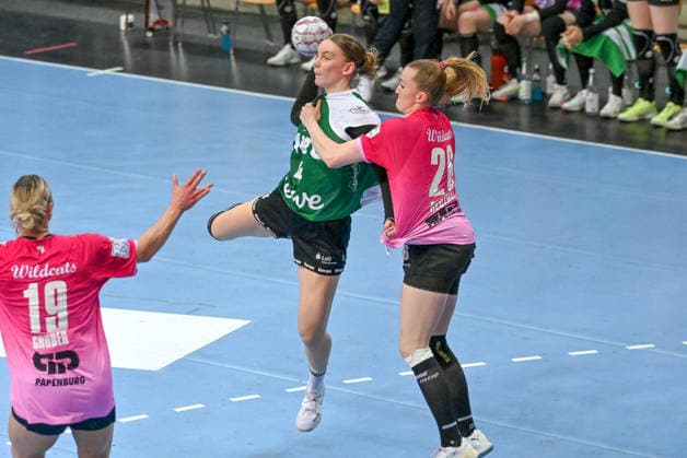 Toni Reinemann (VfL Oldenburg, 04) gegen Cara Reuthal (SV Union Halle-Neustadt, 26) VfL Oldenburg vs. SV Union Halle-Neustadt, ALSCO Handball Bundesliga Frauen, Playoffs, 2. Spieltag, Saison 2025 2026, 25.04.2026, VfL Oldenburg vs. SV Union Halle-Neustadt, ALSCO Handball Bundesliga Frauen, Playoffs, 2. Spieltag, Saison 2025 2026, 25.04.2026 Oldenburg Copyright: xEibner-Pressefoto RobertxGertzenx EP_RGN