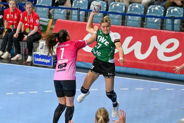 Joanna Granicka (VfL Oldenburg, 21) gegen Engelina Molenaar (SV Union Halle-Neustadt, 07) VfL Oldenburg vs. SV Union Halle-Neustadt, ALSCO Handball Bundesliga Frauen, Playoffs, 2. Spieltag, Saison 2025 2026, 25.04.2026, VfL Oldenburg vs. SV Union Halle-Neustadt, ALSCO Handball Bundesliga Frauen, Playoffs, 2. Spieltag, Saison 2025 2026, 25.04.2026 Oldenburg Copyright: xEibner-Pressefoto RobertxGertzenx EP_RGN