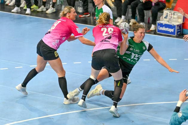 Marie Steffen (VfL Oldenburg, 14) gegen Lea Gruber (SV Union Halle-Neustadt, 19) und Cara Reuthal (SV Union Halle-Neustadt, 26) VfL Oldenburg vs. SV Union Halle-Neustadt, ALSCO Handball Bundesliga Frauen, Playoffs, 2. Spieltag, Saison 2025 2026, 25.04.2026, VfL Oldenburg vs. SV Union Halle-Neustadt, ALSCO Handball Bundesliga Frauen, Playoffs, 2. Spieltag, Saison 2025 2026, 25.04.2026 Oldenburg Copyright: xEibner-Pressefoto RobertxGertzenx EP_RGN