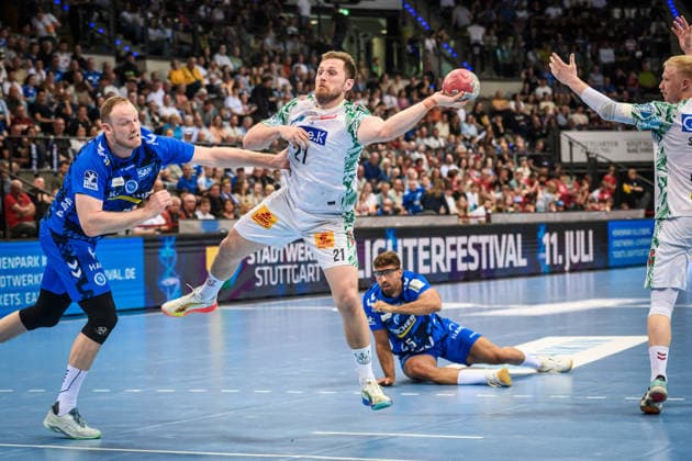 Albin Lagergren (SC Magdeburg 21) vs. Lenny Rubin (TVB Stuttgart, 44), dahinter am Boden Antonio Serradilla (TVB Stuttgart, 05) GER, TVB Stuttgart - SC Magdeburg, DAIKIN HBL, Handball, Bundesliga, 29. Spieltag, Spielzeit 2025 2026, 26.04.2026 GER, TVB Stuttgart - SC Magdeburg, DAIKIN HBL, Handball, Bundesliga, 29. Spieltag, Spielzeit 2025 2026, 26.04.2026 Stuttgart Copyright: xSandyxDinkelackerx EP_SDR