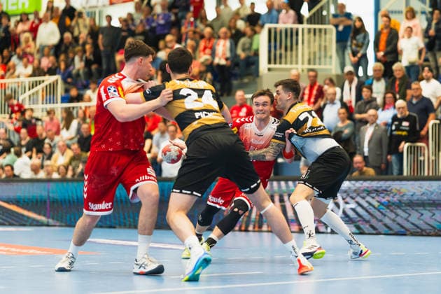 Lauro Pichiri (HC Elbflorenz 2006, 24),Max Neuhaus (TuSEM Essen, 37) im Zweikampf mit Oliver Seidler (HC Elbflorenz 2006, 71) TuSEM Essen vs. HC Elbflorenz Dresden, Handball, 2.HBL, 29.Spieltag, Saison 2025 26, 26.04.2026, TuSEM Essen vs. HC Elbflorenz Dresden, Handball, 2.HBL, 29.Spieltag, Saison 2025 26, 26.04.2026 Essen Copyright: xEibner-Pressefoto LukasxBaldygax EP_LBA