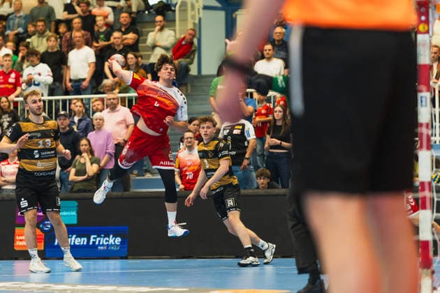Anton Preußner (HC Elbflorenz 2006, 13), Felix Goettler (TuSEM Essen, 04) beim Sprungwurf, Louis Bensch (HC Elbflorenz 2006, 03) TuSEM Essen vs. HC Elbflorenz Dresden, Handball, 2.HBL, 29.Spieltag, Saison 2025 26, 26.04.2026, TuSEM Essen vs. HC Elbflorenz Dresden, Handball, 2.HBL, 29.Spieltag, Saison 2025 26, 26.04.2026 Essen Copyright: xEibner-Pressefoto LukasxBaldygax EP_LBA