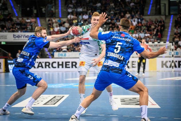 Gisli Thorgeir Kristjansson (SC Magdeburg 10) zwischen Samuel Roethlisberger (TVB Stuttgart, 17) und Antonio Serradilla (TVB Stuttgart, 05) GER, TVB Stuttgart - SC Magdeburg, DAIKIN HBL, Handball, Bundesliga, 29. Spieltag, Spielzeit 2025 2026, 26.04.2026 GER, TVB Stuttgart - SC Magdeburg, DAIKIN HBL, Handball, Bundesliga, 29. Spieltag, Spielzeit 2025 2026, 26.04.2026 Stuttgart Copyright: xSandyxDinkelackerx EP_SDR