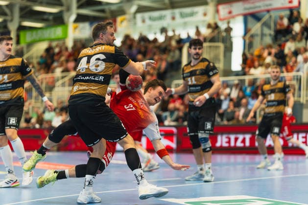 Jonas Thuemmler (HC Elbflorenz 2006, 46) greift in den Wurfarm von Max Neuhaus (TuSEM Essen, 37) TuSEM Essen vs. HC Elbflorenz Dresden, Handball, 2.HBL, 29.Spieltag, Saison 2025 26, 26.04.2026, TuSEM Essen vs. HC Elbflorenz Dresden, Handball, 2.HBL, 29.Spieltag, Saison 2025 26, 26.04.2026 Essen Copyright: xEibner-Pressefoto LukasxBaldygax EP_LBA