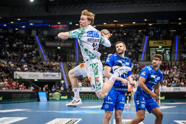 Gisli Thorgeir Kristjansson (SC Magdeburg 10) springt in den Kreis, dahinter Samuel Roethlisberger (TVB Stuttgart, 17) und Antonio Serradilla (TVB Stuttgart, 05) GER, TVB Stuttgart - SC Magdeburg, DAIKIN HBL, Handball, Bundesliga, 29. Spieltag, Spielzeit 2025 2026, 26.04.2026 GER, TVB Stuttgart - SC Magdeburg, DAIKIN HBL, Handball, Bundesliga, 29. Spieltag, Spielzeit 2025 2026, 26.04.2026 Stuttgart Copyright: xSandyxDinkelackerx EP_SDR