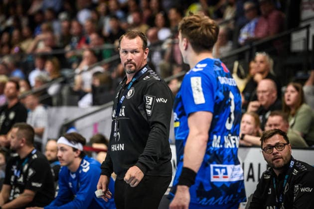 Misha Kaufmann (TVB Stuttgart, Trainer) schaut zu Max Haefner (TVB Stuttgart, 03) GER, TVB Stuttgart - SC Magdeburg, DAIKIN HBL, Handball, Bundesliga, 29. Spieltag, Spielzeit 2025 2026, 26.04.2026 GER, TVB Stuttgart - SC Magdeburg, DAIKIN HBL, Handball, Bundesliga, 29. Spieltag, Spielzeit 2025 2026, 26.04.2026 Stuttgart Copyright: xSandyxDinkelackerx EP_SDR