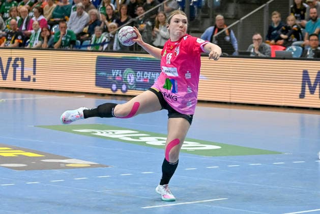 Fabienne Buech (SV Union Halle-Neustadt, 15) beim Siebenmeter VfL Oldenburg vs. SV Union Halle-Neustadt, ALSCO Handball Bundesliga Frauen, Playoffs, 2. Spieltag, Saison 2025 2026, 25.04.2026, VfL Oldenburg vs. SV Union Halle-Neustadt, ALSCO Handball Bundesliga Frauen, Playoffs, 2. Spieltag, Saison 2025 2026, 25.04.2026 Oldenburg Copyright: xEibner-Pressefoto RobertxGertzenx EP_RGN