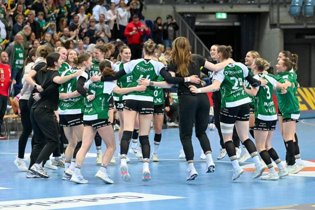 Die Bundesligadamen des VfL Oldenburg feiern nach dem Sieg ueber den SV Union Halle-Neustadt VfL Oldenburg vs. SV Union Halle-Neustadt, ALSCO Handball Bundesliga Frauen, Playoffs, 2. Spieltag, Saison 2025 2026, 25.04.2026, VfL Oldenburg vs. SV Union Halle-Neustadt, ALSCO Handball Bundesliga Frauen, Playoffs, 2. Spieltag, Saison 2025 2026, 25.04.2026 Oldenburg Copyright: xEibner-Pressefoto RobertxGertzenx EP_RGN