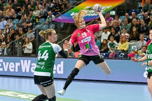 Cara Reuthal (SV Union Halle-Neustadt, 26) am Ball gegen Lisa-Marie Fragge (VfL Oldenburg, 44) VfL Oldenburg vs. SV Union Halle-Neustadt, ALSCO Handball Bundesliga Frauen, Playoffs, 2. Spieltag, Saison 2025 2026, 25.04.2026, VfL Oldenburg vs. SV Union Halle-Neustadt, ALSCO Handball Bundesliga Frauen, Playoffs, 2. Spieltag, Saison 2025 2026, 25.04.2026 Oldenburg Copyright: xEibner-Pressefoto RobertxGertzenx EP_RGN