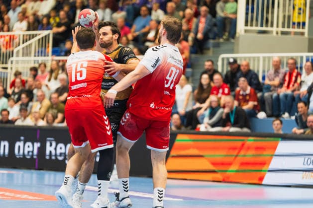 Nils Homscheid (TuSEM Essen, 15) blockt Sebastian Greß (HC Elbflorenz 2006, 25), Alexander Schoss (TuSEM Essen, 91) hilft TuSEM Essen vs. HC Elbflorenz Dresden, Handball, 2.HBL, 29.Spieltag, Saison 2025 26, 26.04.2026, TuSEM Essen vs. HC Elbflorenz Dresden, Handball, 2.HBL, 29.Spieltag, Saison 2025 26, 26.04.2026 Essen Copyright: xEibner-Pressefoto LukasxBaldygax EP_LBA
