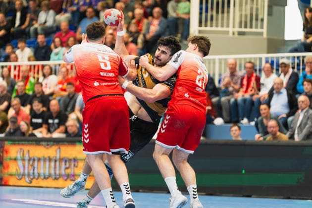 Valentin Willner (TuSEM Essen, 05) mit Doruk Pehlivan (HC Elbflorenz 2006, 11) und Felix Eißing (TuSEM Essen, 21) im Zweikampf TuSEM Essen vs. HC Elbflorenz Dresden, Handball, 2.HBL, 29.Spieltag, Saison 2025 26, 26.04.2026, TuSEM Essen vs. HC Elbflorenz Dresden, Handball, 2.HBL, 29.Spieltag, Saison 2025 26, 26.04.2026 Essen Copyright: xEibner-Pressefoto LukasxBaldygax EP_LBA