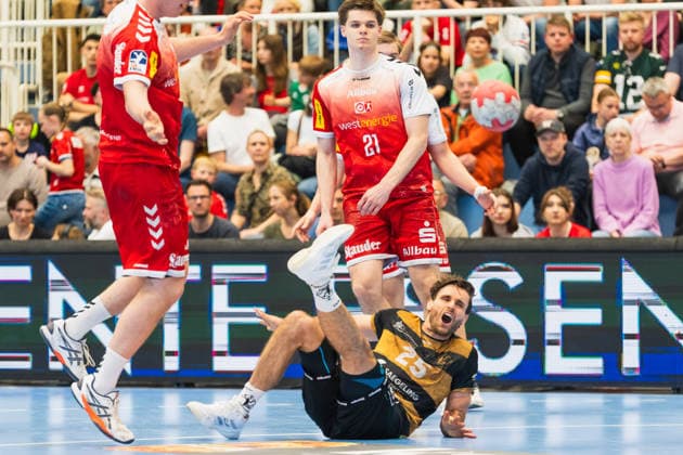 Sebastian Greß (HC Elbflorenz 2006, 25) schreit auf beim Wurf und faellt hin, Felix Eißing (TuSEM Essen, 21) TuSEM Essen vs. HC Elbflorenz Dresden, Handball, 2.HBL, 29.Spieltag, Saison 2025 26, 26.04.2026, TuSEM Essen vs. HC Elbflorenz Dresden, Handball, 2.HBL, 29.Spieltag, Saison 2025 26, 26.04.2026 Essen Copyright: xEibner-Pressefoto LukasxBaldygax EP_LBA