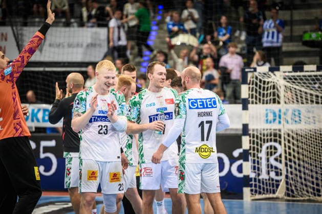 Freuen sich gemeinsam: Magnus Saugstrup (SC Magdeburg 23), Felix Claar (SC Magdeburg 07), Tim Hornke (SC Magdeburg 17) und Team GER, TVB Stuttgart - SC Magdeburg, DAIKIN HBL, Handball, Bundesliga, 29. Spieltag, Spielzeit 2025 2026, 26.04.2026 GER, TVB Stuttgart - SC Magdeburg, DAIKIN HBL, Handball, Bundesliga, 29. Spieltag, Spielzeit 2025 2026, 26.04.2026 Stuttgart Copyright: xSandyxDinkelackerx EP_SDR