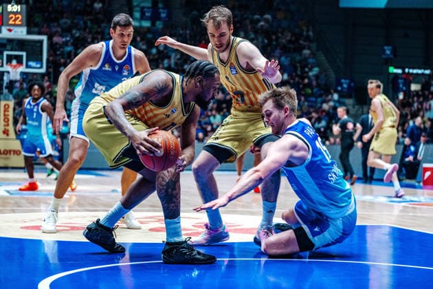 J Wan Roberts (Alba Berlin, 13), Till Pape (Skyliners Frankfurt, 19) GER, Skyliners Frankfurt vs. Alba Berlin, easycredit BBL, Bundesliga, 31 Spieltag, Saison 2025 2026. 26.04.2026 Eibner-Pressefoto Attila Ziga GER, Skyliners Frankfurt vs. Alba Berlin, easycredit BBL, Bundesliga, 31 Spieltag, Saison 2025 2026. 26.04.2026 Frankfurt am Main Copyright: xEibner-Pressefotox EP_AZA