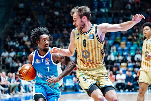 Isaiah Swope (Skyliners Frankfurt, 01), Malte Delow (Alba Berlin, 06) GER, Skyliners Frankfurt vs. Alba Berlin, easycredit BBL, Bundesliga, 31 Spieltag, Saison 2025 2026. 26.04.2026 Eibner-Pressefoto Attila Ziga GER, Skyliners Frankfurt vs. Alba Berlin, easycredit BBL, Bundesliga, 31 Spieltag, Saison 2025 2026. 26.04.2026 Frankfurt am Main Copyright: xEibner-Pressefotox EP_AZA