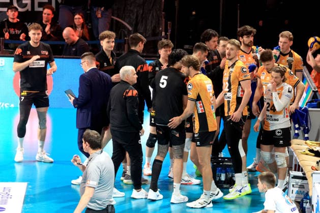DEU, DVV, 1.VBL, BR Volleys vs. Friedrichshafen, 26.04.2026, Max-Schmeling-Halle, Berlin, DEU, DVV, 1.VBL, BR Volleys vs. Friedrichshafen, im Bild Co-Trainer Markus Steuerwald (BR Volleys), BR Volleys-Spielerkreis