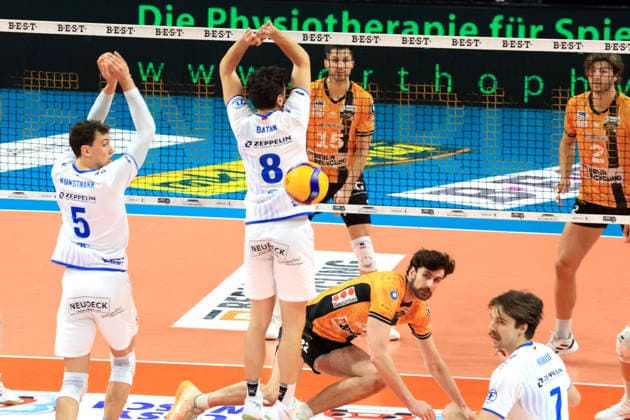 DEU, DVV, 1.VBL, BR Volleys vs. Friedrichshafen, 26.04.2026, Max-Schmeling-Halle, Berlin, DEU, DVV, 1.VBL, BR Volleys vs. Friedrichshafen, im Bild Jake Hanes (BR Volleys 22), Moritz Reichert (BR Volleys 15), Aleksa Batak (Friedrichshafen 8), Louis Kunstmann (Friedrichshafen 5)