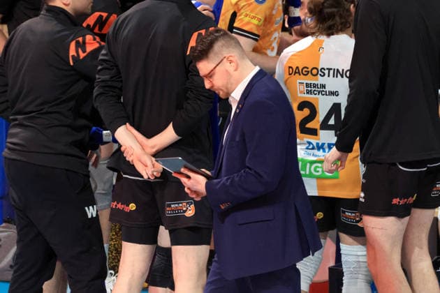 DEU, DVV, 1.VBL, BR Volleys vs. Friedrichshafen, 26.04.2026, Max-Schmeling-Halle, Berlin, DEU, DVV, 1.VBL, BR Volleys vs. Friedrichshafen, im Bild Co-Trainer Markus Steuerwald (BR Volleys), BR Volleys-Spielerkreis