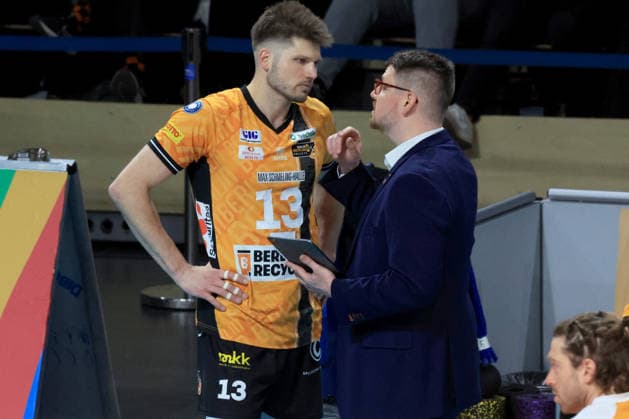 DEU, DVV, 1.VBL, BR Volleys vs. Friedrichshafen, 26.04.2026, Max-Schmeling-Halle, Berlin, DEU, DVV, 1.VBL, BR Volleys vs. Friedrichshafen, im Bild Co-Trainer Markus Steuerwald (BR Volleys), Ruben Schott (BR Volleys 13)