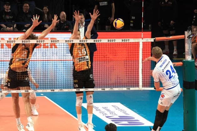 DEU, DVV, 1.VBL, BR Volleys vs. Friedrichshafen, 26.04.2026, Max-Schmeling-Halle, Berlin, DEU, DVV, 1.VBL, BR Volleys vs. Friedrichshafen, im Bild Matthew Knigge (BR Volleys 2), Moritz Reichert (BR Volleys 15), Jonas Van Huizen (Friedrichshafen 24)