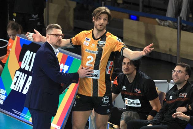 DEU, DVV, 1.VBL, BR Volleys vs. Friedrichshafen, 26.04.2026, Max-Schmeling-Halle, Berlin, DEU, DVV, 1.VBL, BR Volleys vs. Friedrichshafen, im Bild Co-Trainer Markus Steuerwald (BR Volleys), Matthew Knigge (BR Volleys 2), Nehemiah Mote (BR Volleys 5)