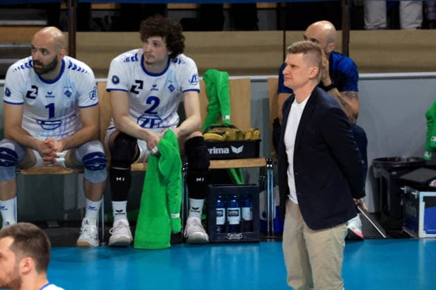 DEU, DVV, 1.VBL, BR Volleys vs. Friedrichshafen, 26.04.2026, Max-Schmeling-Halle, Berlin, DEU, DVV, 1.VBL, BR Volleys vs. Friedrichshafen, im Bild Cheftrainer Adam Swaczyna (Friedrichshafen), Friedrichshafener-Spielerbank, Vojin Cacic (Friedrichshafen 1), Gustavo Maciel (Friedrichshafen 2)