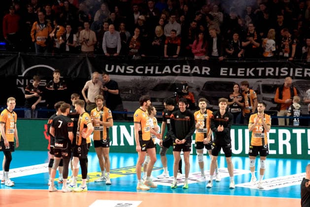 DEU, DVV, 1.VBL, BR Volleys vs. Friedrichshafen, 26.04.2026, Max-Schmeling-Halle, Berlin, DEU, DVV, 1.VBL, BR Volleys vs. Friedrichshafen, im Bild BR Volleys-Spielerkreis